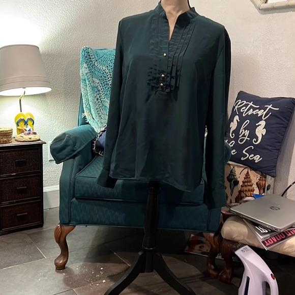 Green blouse missing one button - Picture 1 of 3